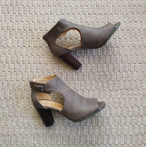 Cute Report Gray Peep Toe Cut Out Bootie 10W Belle